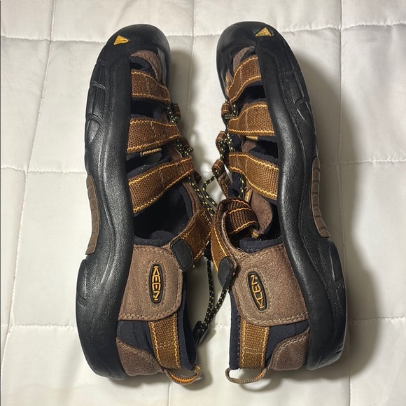 Keen Closed Toe Waterproof Brown Outdoor Adventure Sandals - Picture 3 of 11